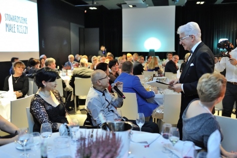 Mirosław Piesak, multimedalista igrzysk paraolimpijskich oraz Ryszard Rembiszewski w trakcie aukcji charytatywnej.JPG